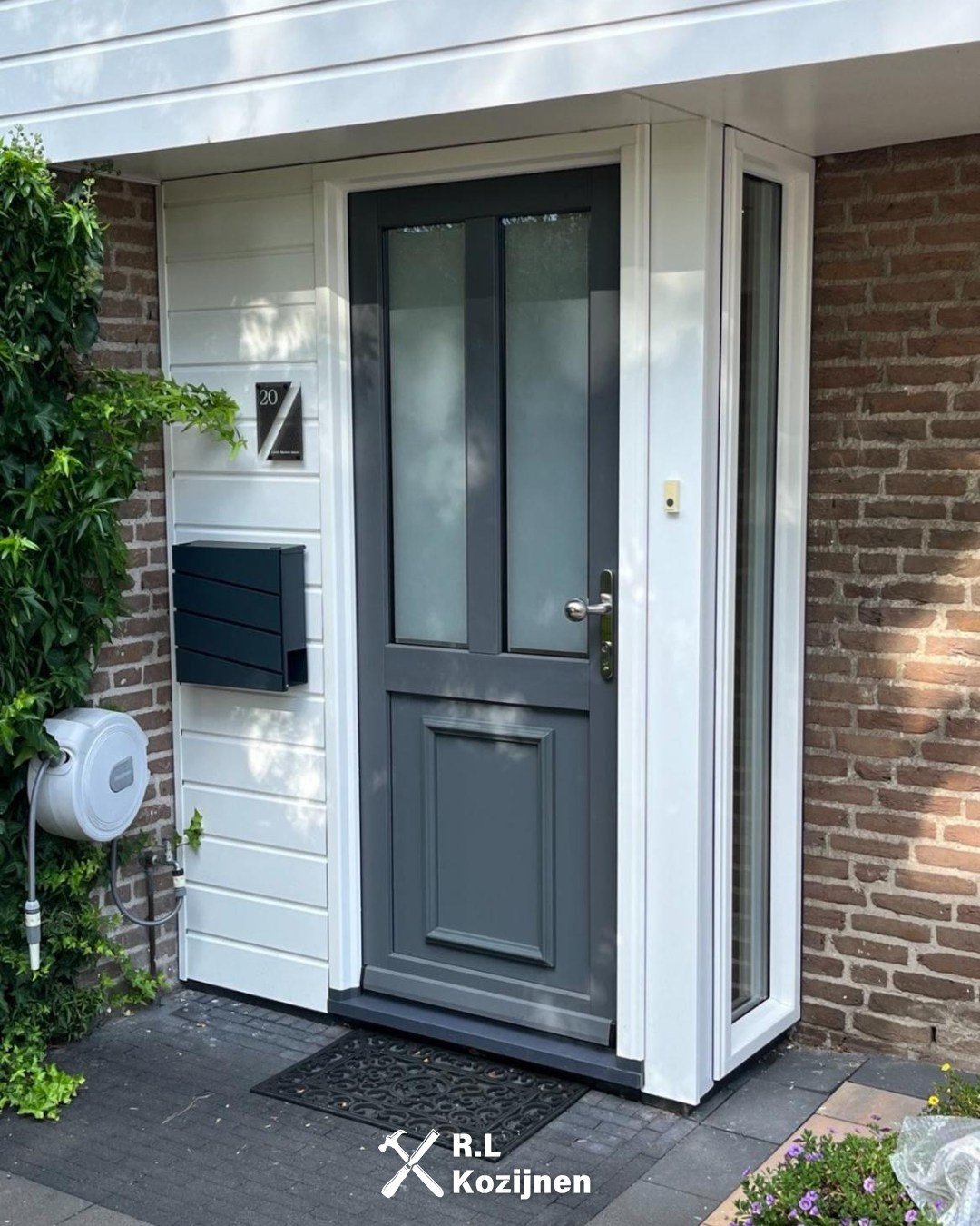 installatie van grijze voordeur en kozijn in Noord-Holland