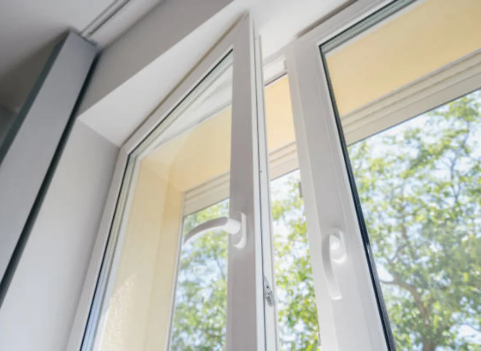 Moderne woning met nieuwe kozijnen in Grootebroek – kunststof uitvoering in antraciet houtlook, duurzaam en onderhoudsvrij