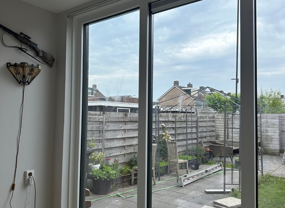 kunststof schuifpui met kozijnen in Den Helder – uitzicht op tuin