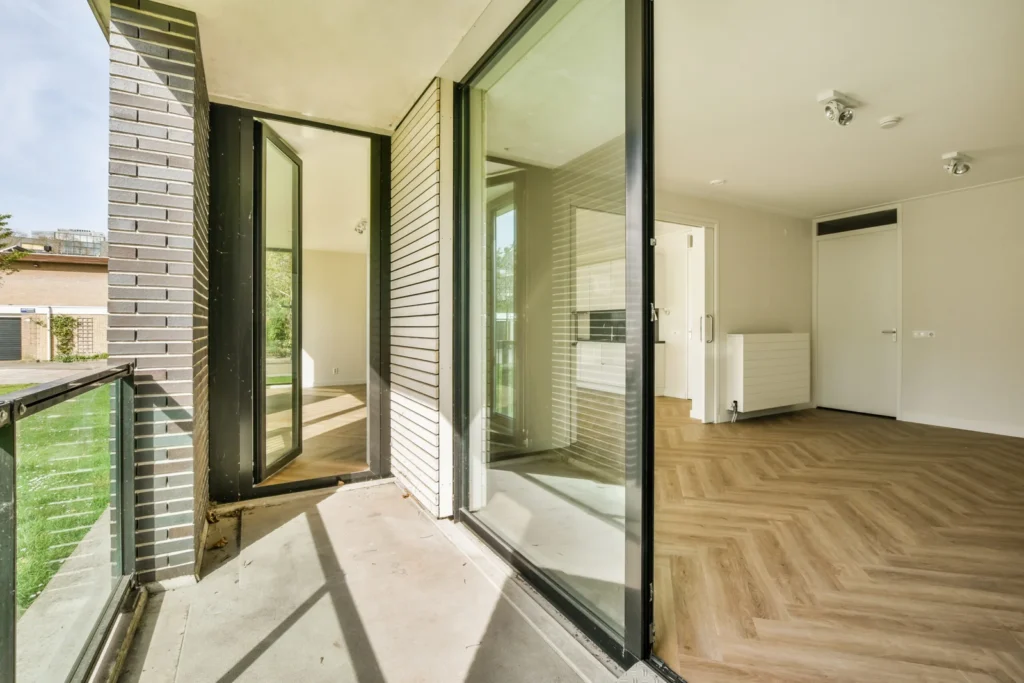 Kunststof schuifpui Enkhuizen met HR++ glas in moderne tuinkamer