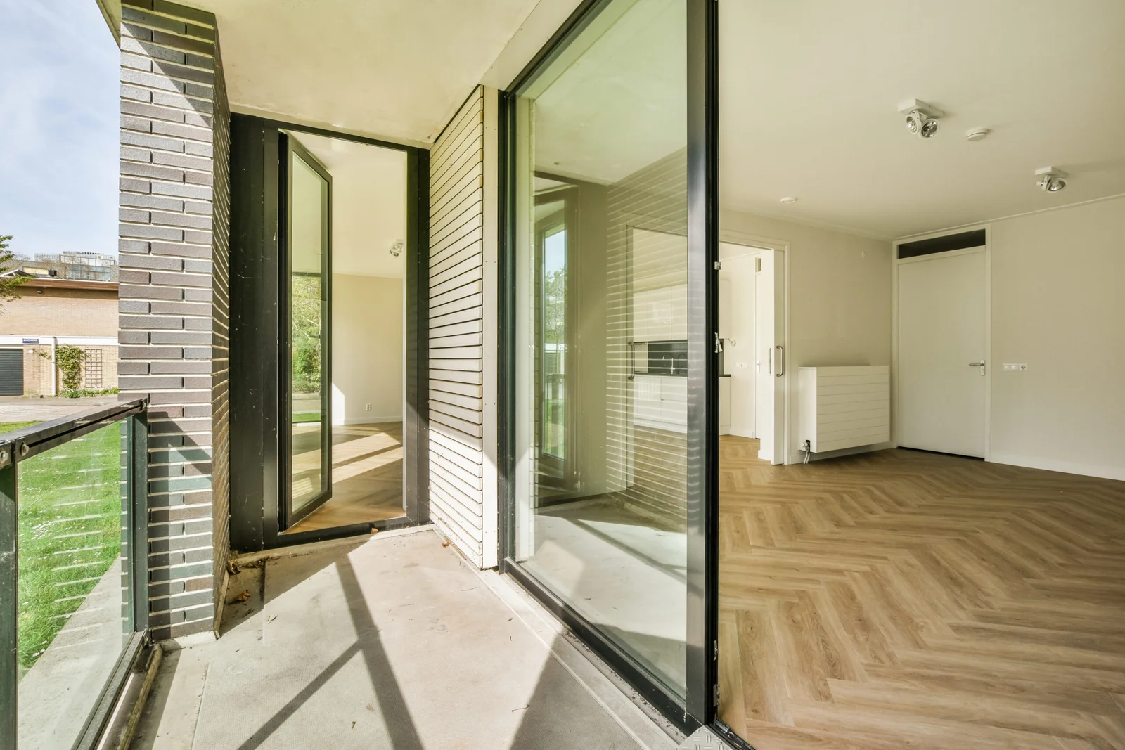 Kunststof schuifpui Enkhuizen met HR++ glas in moderne tuinkamer