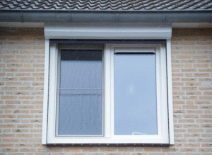 Moderne aluminium kozijnen in strakke gevel – onderdeel van vergelijking tussen kunststof, aluminium en houten kozijnen