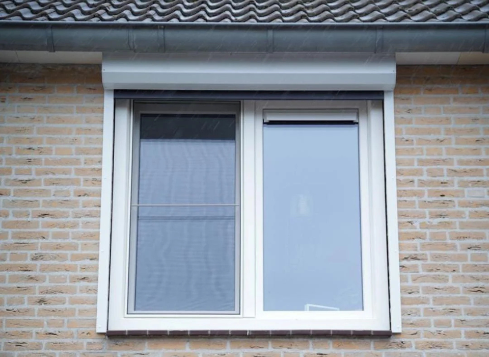 Moderne aluminium kozijnen in strakke gevel – onderdeel van vergelijking tussen kunststof, aluminium en houten kozijnen