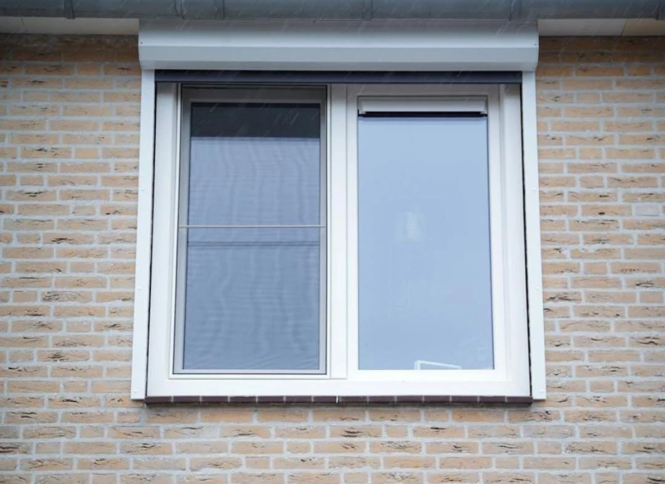 Witte kunststof kozijnen Friesland geplaatst in woning – duurzaam en perfect geïsoleerd.
