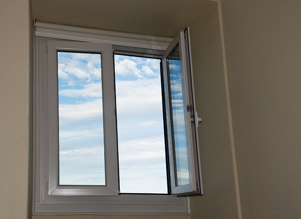 Kunststof kozijnen Friesland met draai-kiepraam – energiezuinig en onderhoudsarm design.