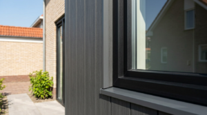 Duurzame kunststof gevelbekleding op een woning, met focus op onderhoudsgemak.