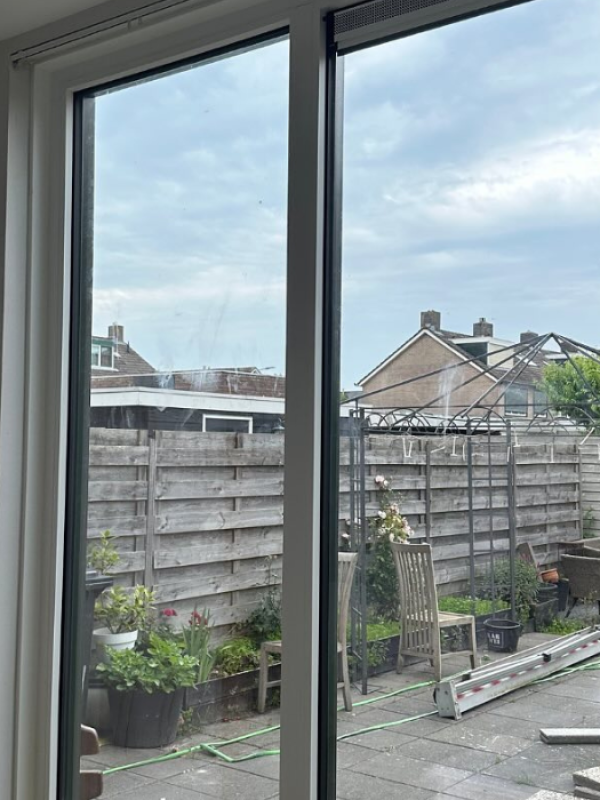 Moderne schuifpui van kunststof kozijnen Friesland met hoogwaardig HR++ glas.