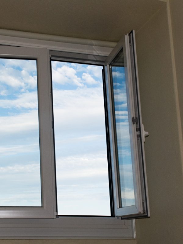 Kunststof kozijnen in rijwoning in Alkmaar met isolerend glas en ventilatieroosters