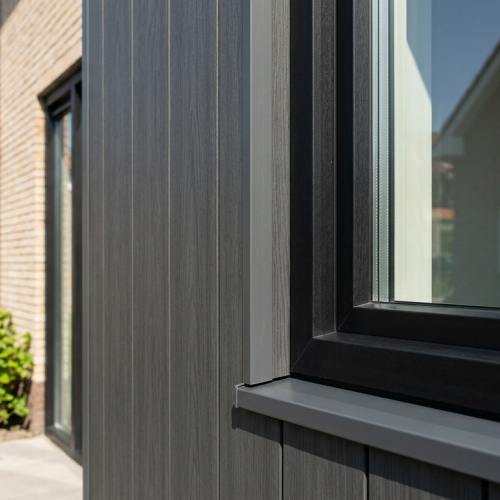 Duurzame kunststof gevelbekleding op een woning, met focus op onderhoudsgemak.